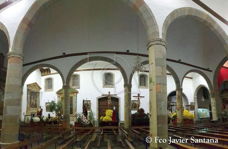 Los tronos ya preparados en el interior de la Basílica (Foto TA)